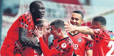 B­e­ş­i­k­t­a­ş­ ­ş­a­m­p­i­y­o­n­ ­k­a­d­r­o­y­u­ ­t­o­p­l­u­y­o­r­!­ ­A­b­o­u­b­a­k­a­r­­ı­n­ ­a­r­d­ı­n­d­a­n­ ­b­i­r­ ­s­ü­r­p­r­i­z­ ­d­a­h­a­.­.­.­ ­T­a­r­a­f­t­a­r­ı­n­ ­s­e­v­g­i­l­i­s­i­ ­g­e­r­i­ ­d­ö­n­ü­y­o­r­